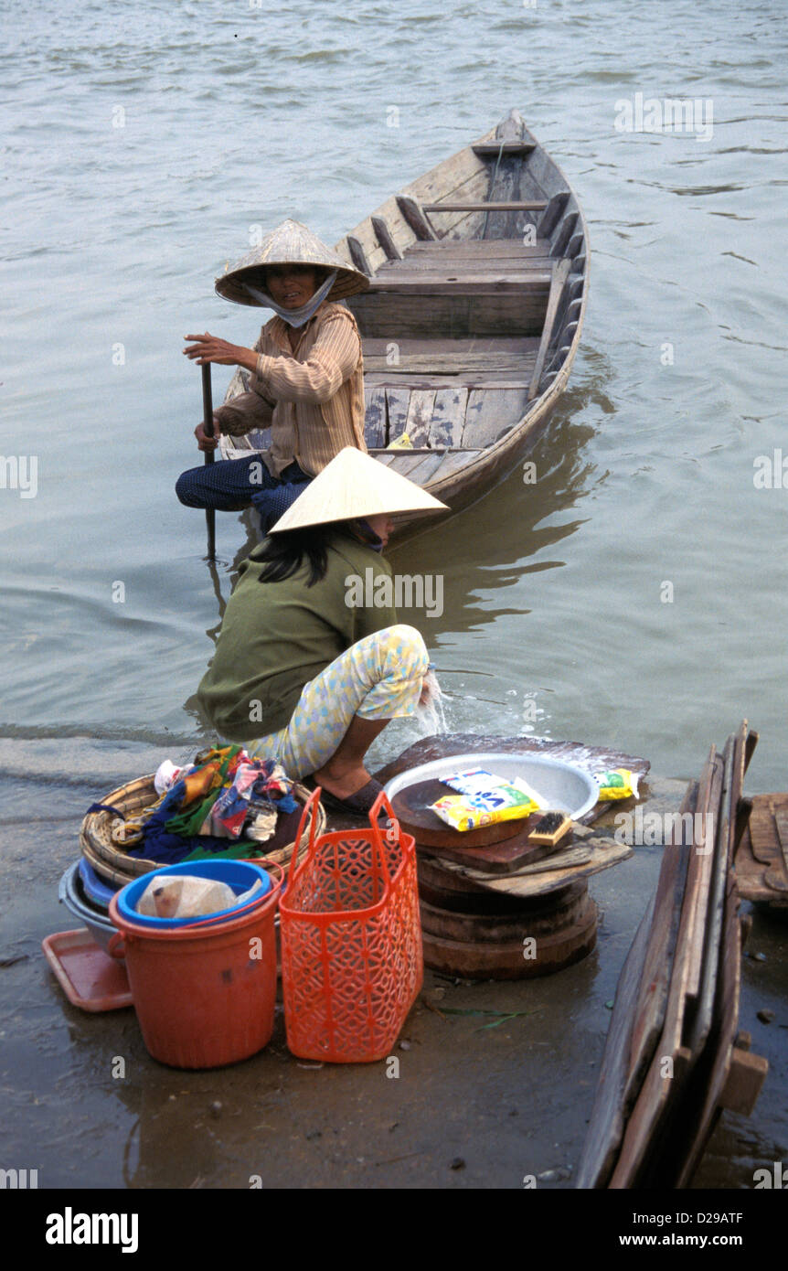 Le Vietnam. Les femmes lavent les vêtements dans la rivière Banque D'Images