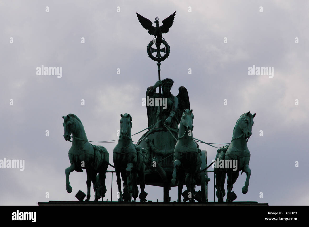 L'Allemagne. Berlin. Porte de Brandebourg. Quadrige tiré par quatre chevaux conduit par Victoria Déesse. Banque D'Images