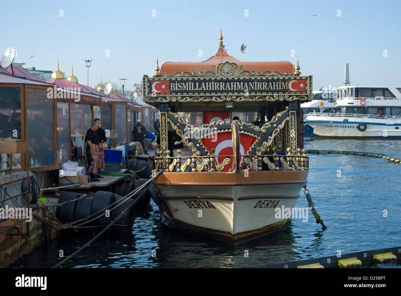 Un bateau restaurant qui sert des brochettes de poisson à côté des 'le pont de Galata sur le Bosphore, Istanbul. Banque D'Images