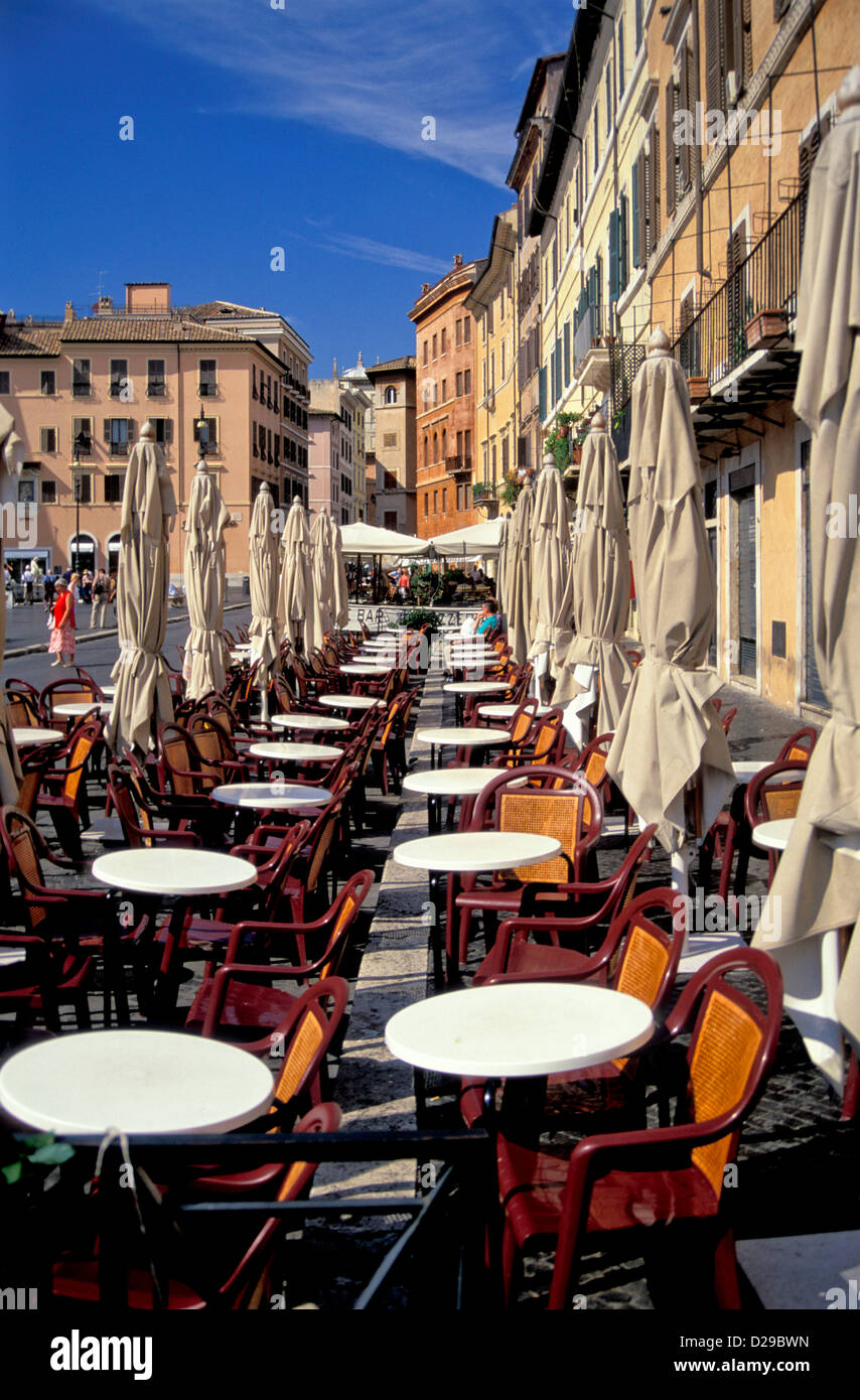 L'Italie. Rome . Piazza Navona Cafe Tables. Banque D'Images