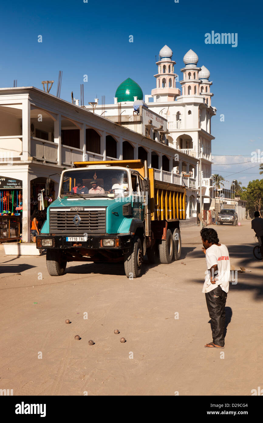 Madagascar, Morondava, centre-ville, la conduite de camions Renault passé Hôtel Menabe et la mosquée troublant jeu de boules Banque D'Images