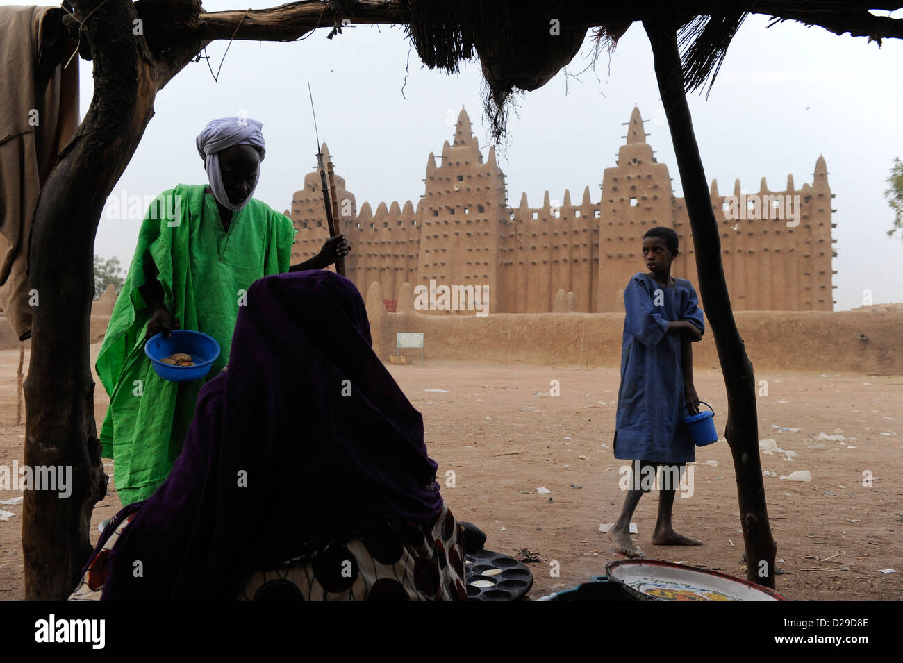 MALI Djenne , homme touareg en face de grande mosquée de construire à partir de l'argile est patrimoine mondial de l'homme portant un turban, Tagelmust et Boubou Banque D'Images