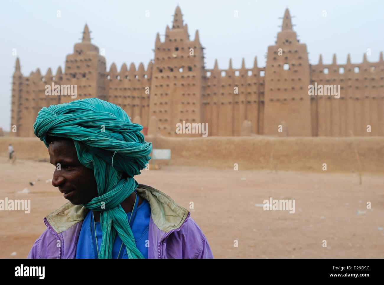 MALI Djenne , homme touareg en face de grande mosquée de construire à partir de l'argile est UNESCO World Heritage Banque D'Images