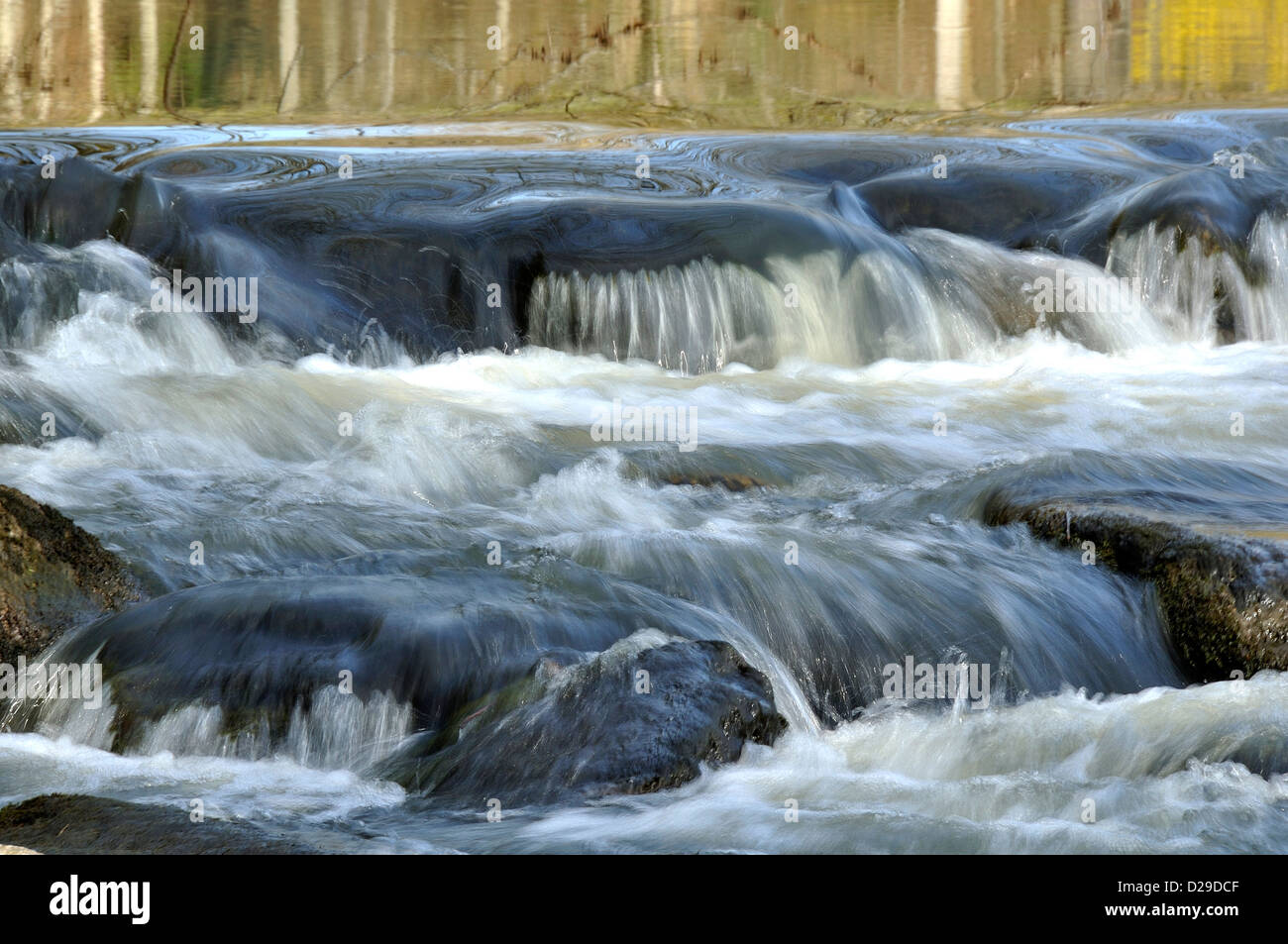La diffusion de l'eau d'une rivière sur des pierres d'un barrage, rivière : "La Varenne" (parc Normandie-maine, Orne, Normandie, France). Banque D'Images