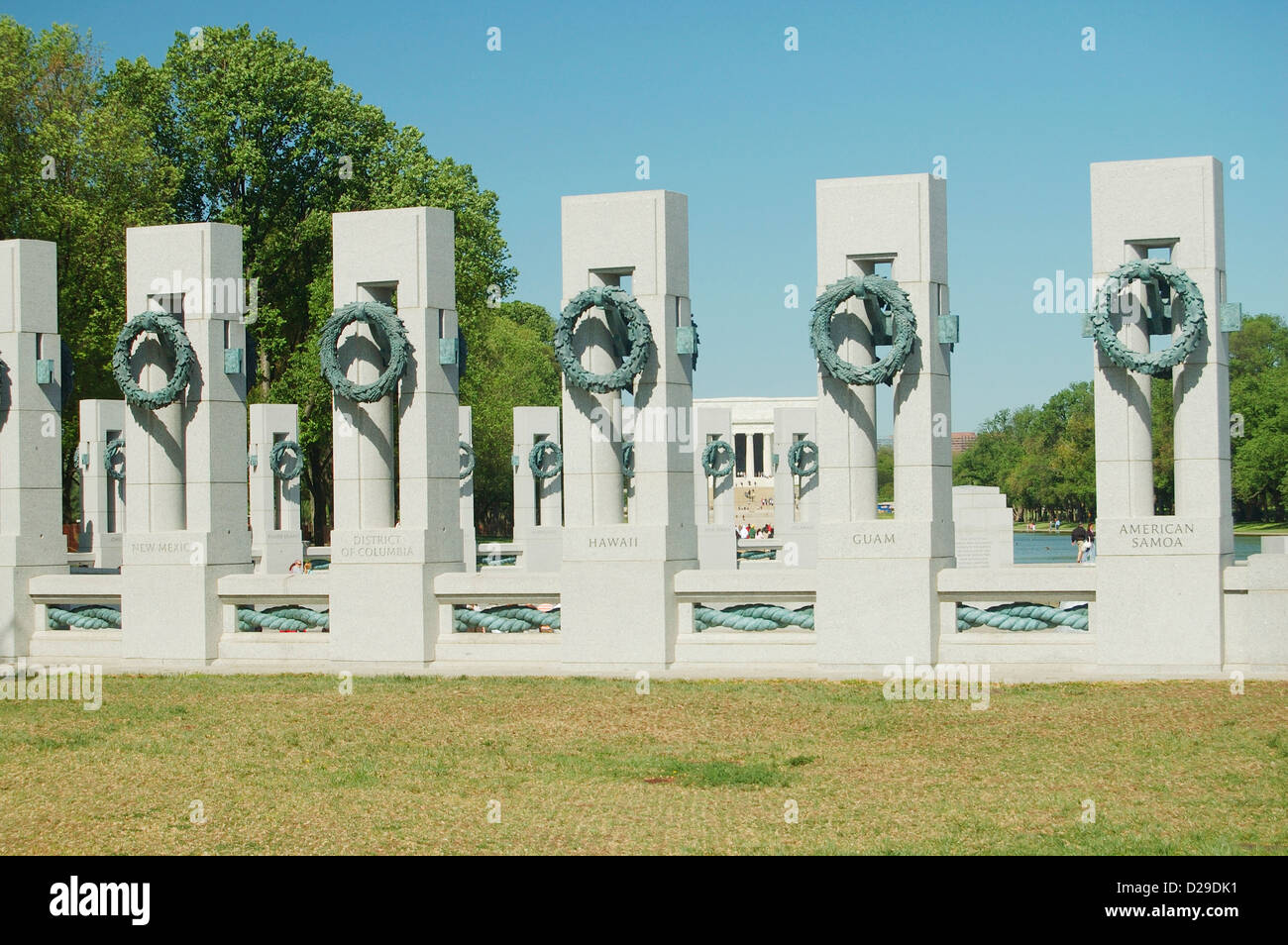 Colonnes du Monument commémoratif de la Seconde Guerre mondiale sur le Mall à Washington. Chaque colonne représente un état américain Banque D'Images