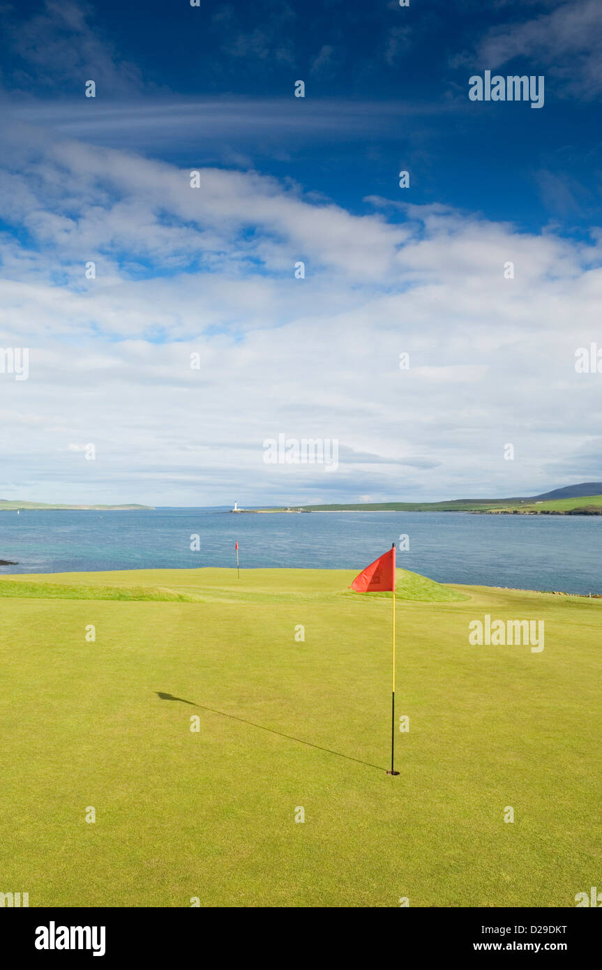 Le vert et le drapeau sur Stromness, Orkney Islands Golf, l'Écosse. Banque D'Images