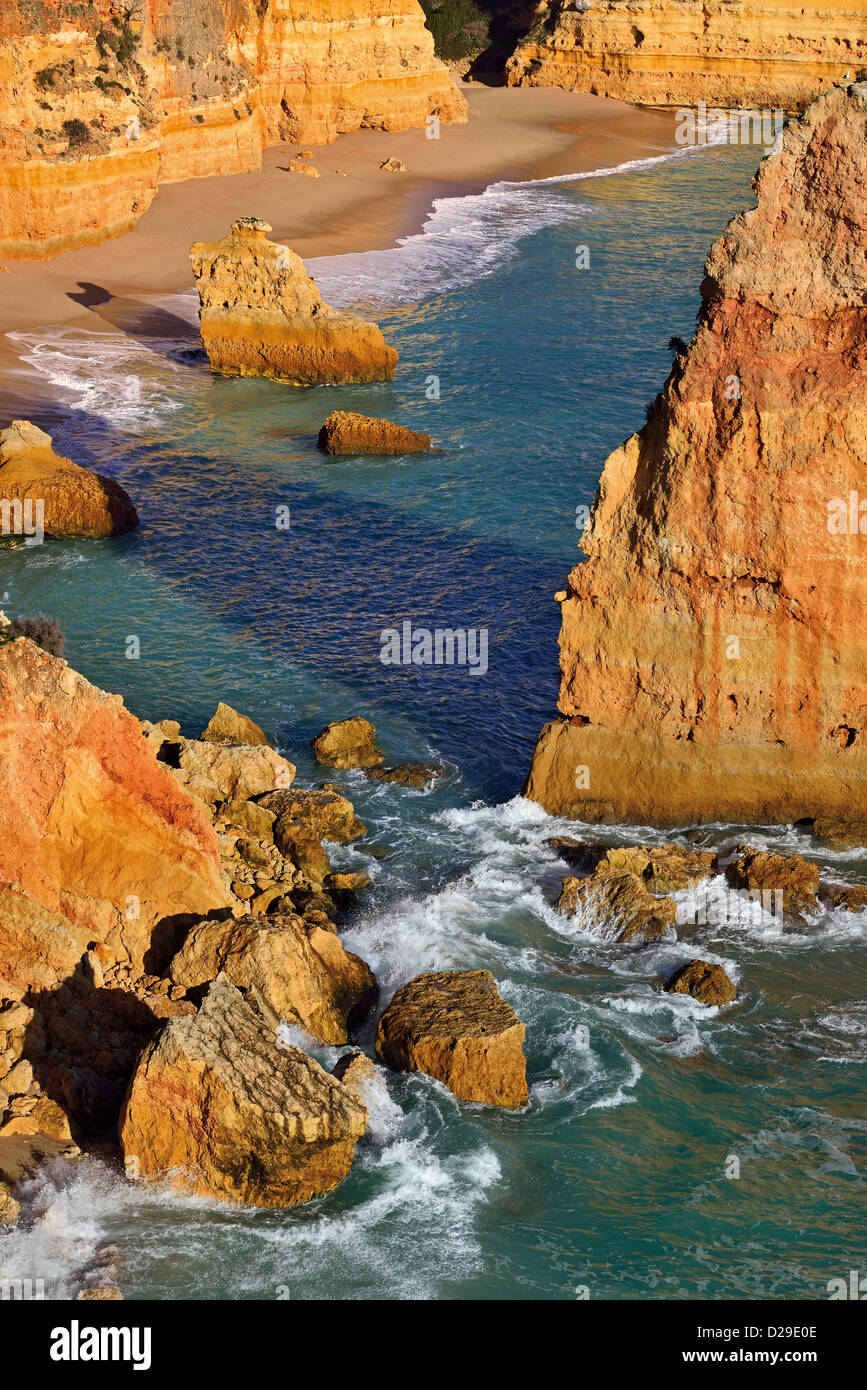 Le Portugal, l'Algarve : perspective de Praia da Marinha Banque D'Images