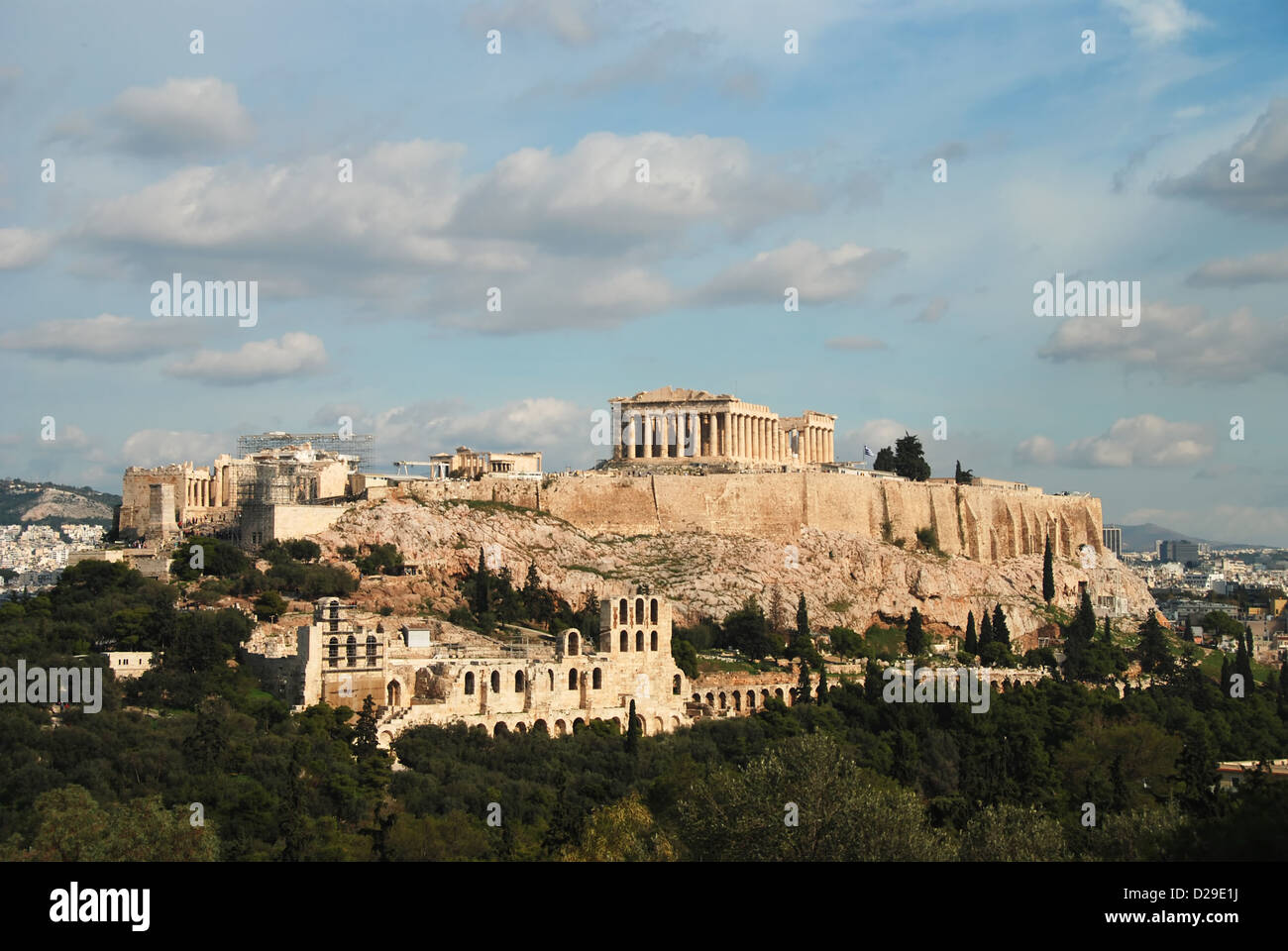 Vue sur l'Acropole à Athènes, avec le théâtre de Dionysos à l'avant Banque D'Images