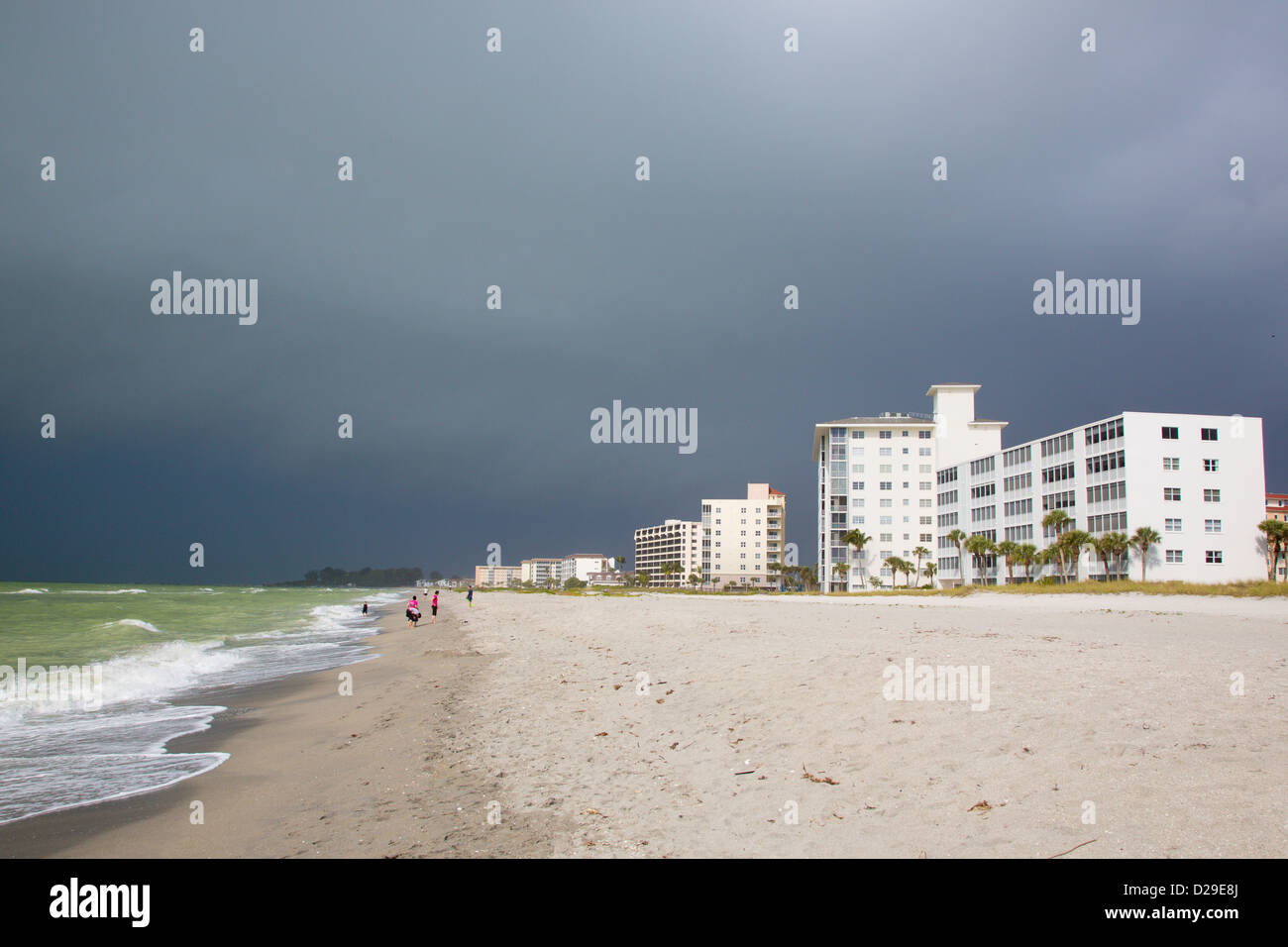 Ciel sombre de tempête sur des tours d'appartements sur la plage de Venice en Floride Banque D'Images