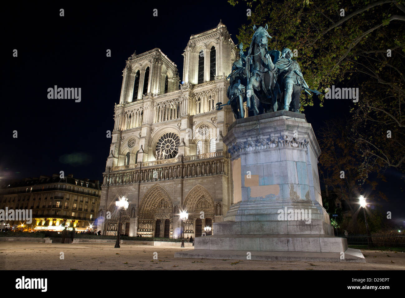 Dans le quartier latin de Paris, vue sur Notre Dame de Paris la nuit Banque D'Images