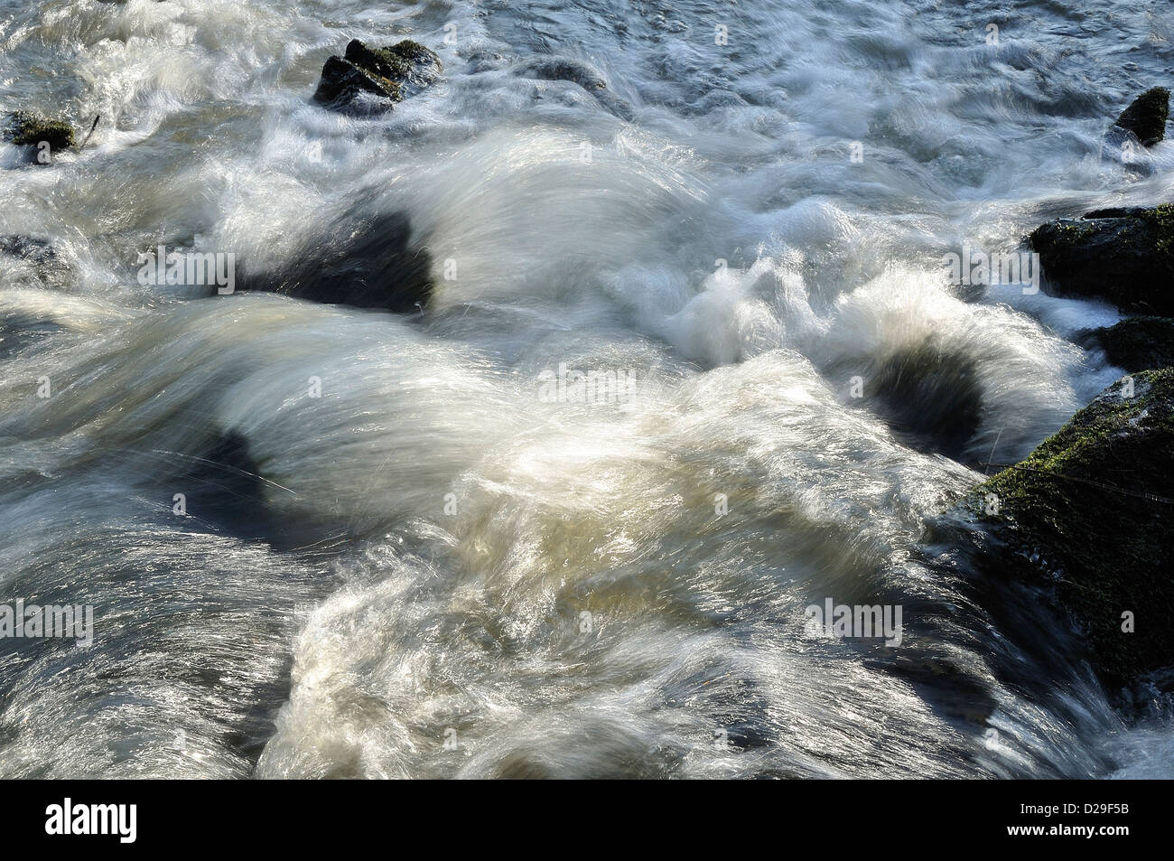La diffusion de l'eau d'une rivière sur des pierres d'un barrage, rivière : "La Varenne" (parc Normandie-maine, Orne, Normandie, France). Banque D'Images