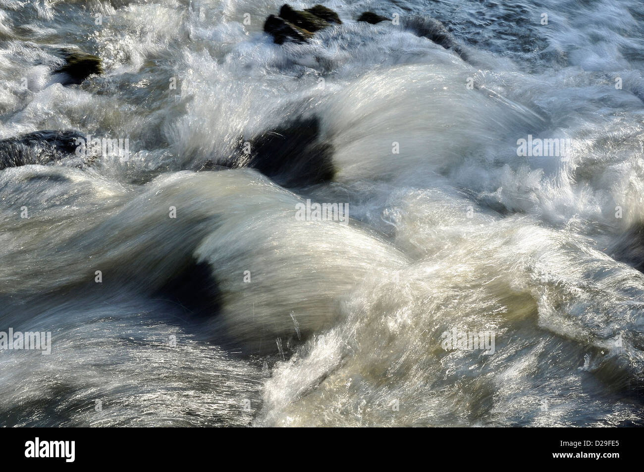 La diffusion de l'eau d'une rivière sur des pierres d'un barrage, rivière : "La Varenne" (parc Normandie-maine, Orne, Normandie, France). Banque D'Images