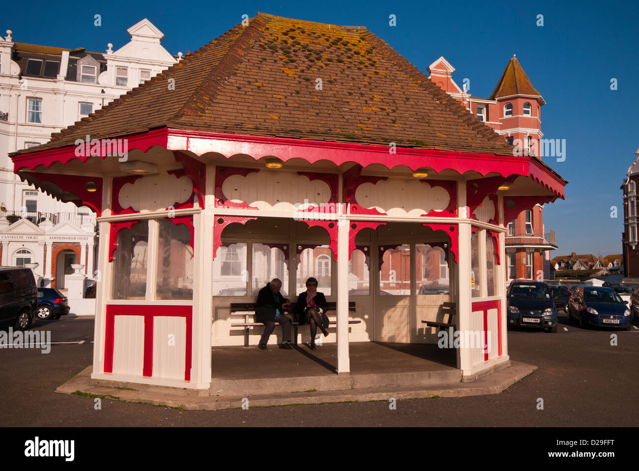 Couple de personnes âgées assis dans un abri sur front de Bexhill East Sussex UK Banque D'Images