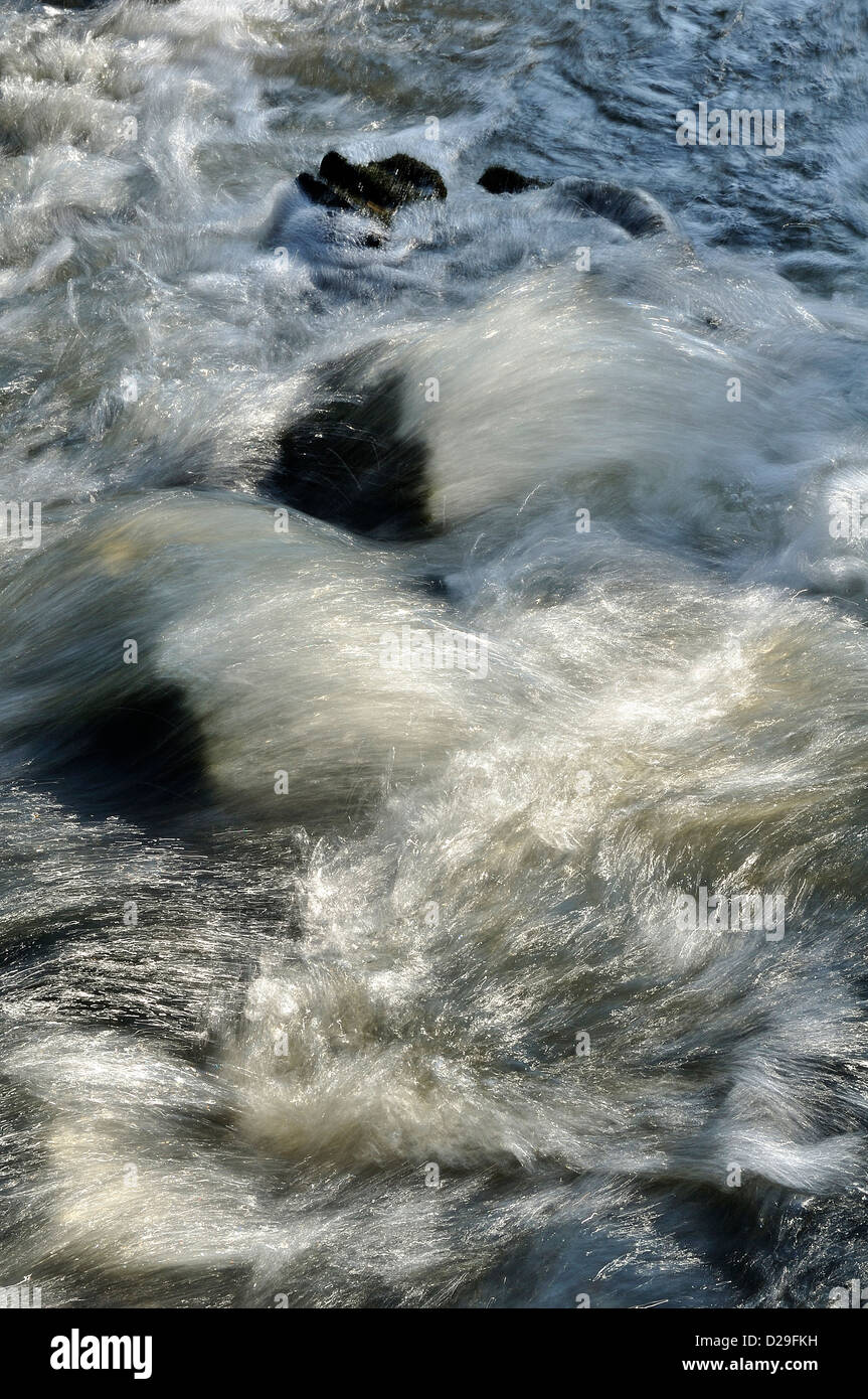 La diffusion de l'eau d'une rivière sur des pierres d'un barrage, rivière : "La Varenne" (parc Normandie-maine, Orne, Normandie, France). Banque D'Images