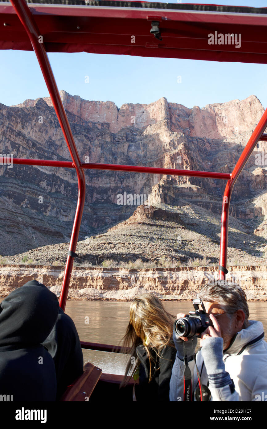 Les touristes de prendre des photos au cours de bateau sur le fleuve Colorado dans le grand canyon Arizona USA Banque D'Images