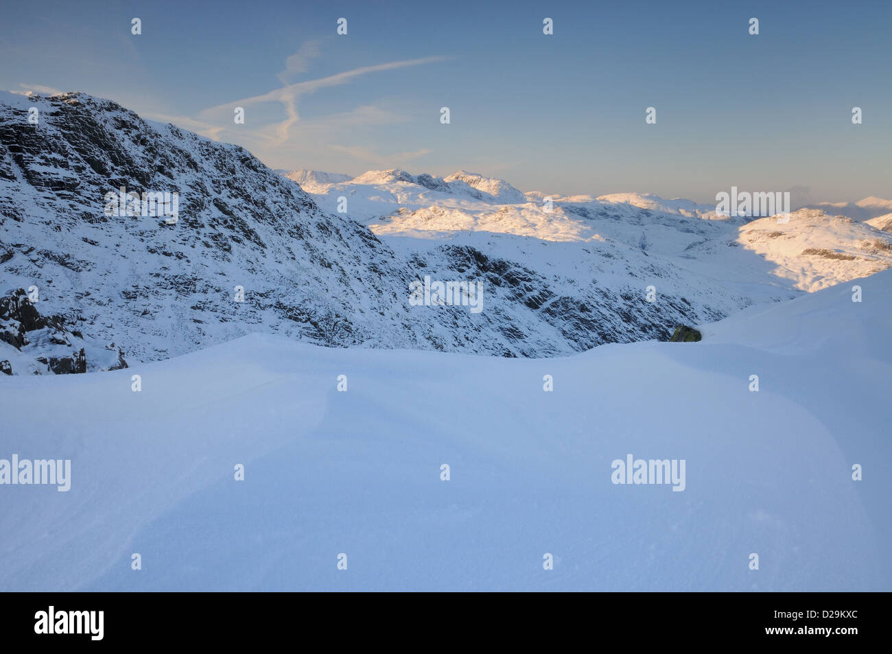 Les amoncellements de neige sur la bande de la prison sur la turbulence en hiver dans le Lake District, à l'égard Bowfell Banque D'Images