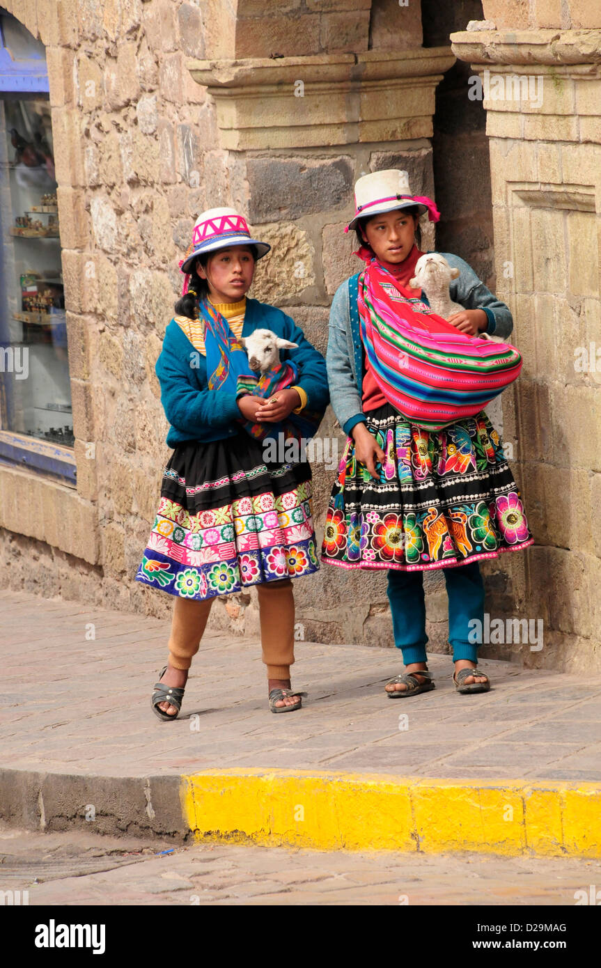 Les filles avec les agneaux, Cuzco, Pérou Banque D'Images