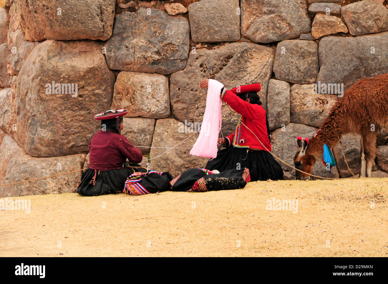 Femmes préparant la laine, Pérou Banque D'Images