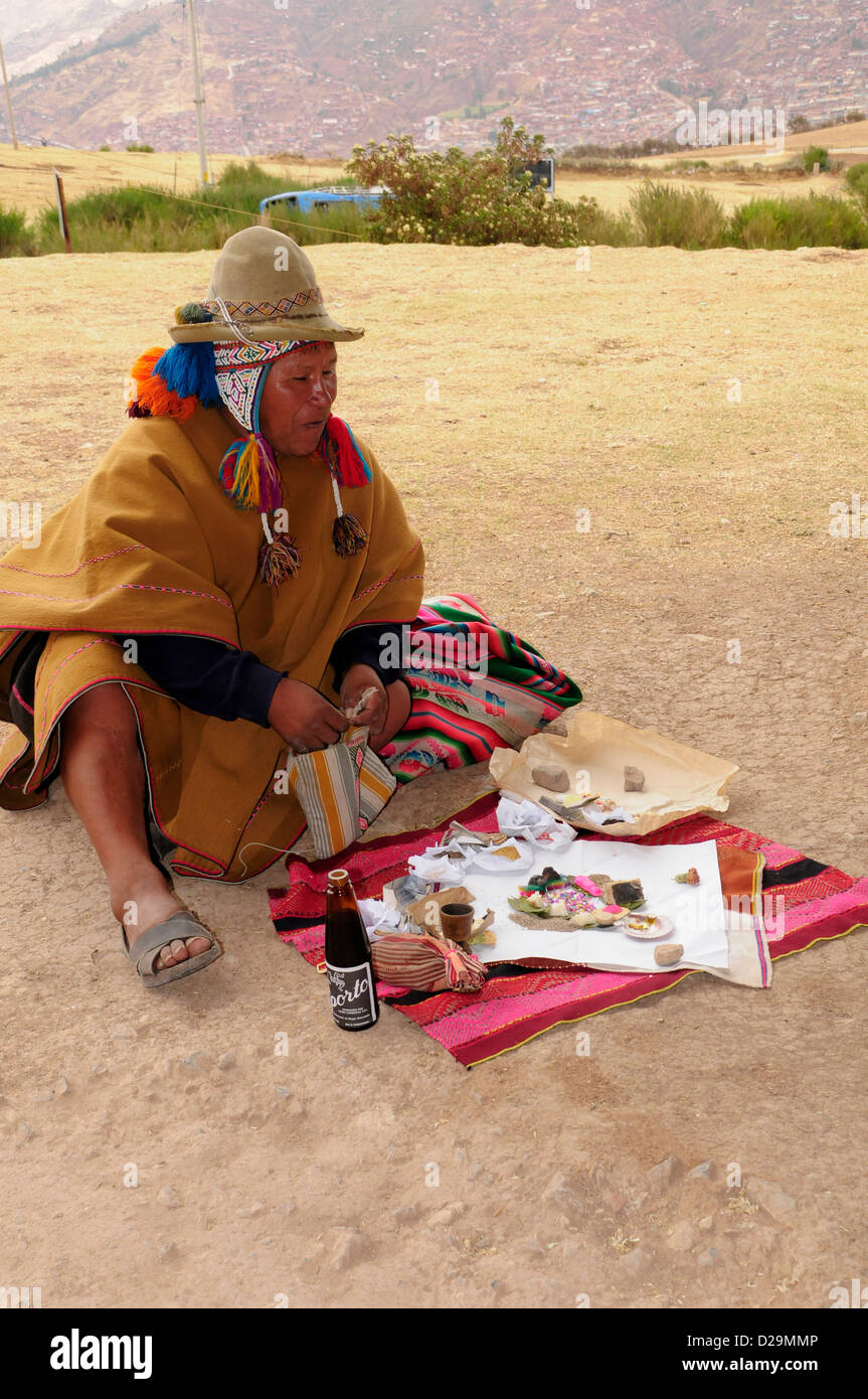 Le Pérou, chaman de la préparation des offrandes Banque D'Images