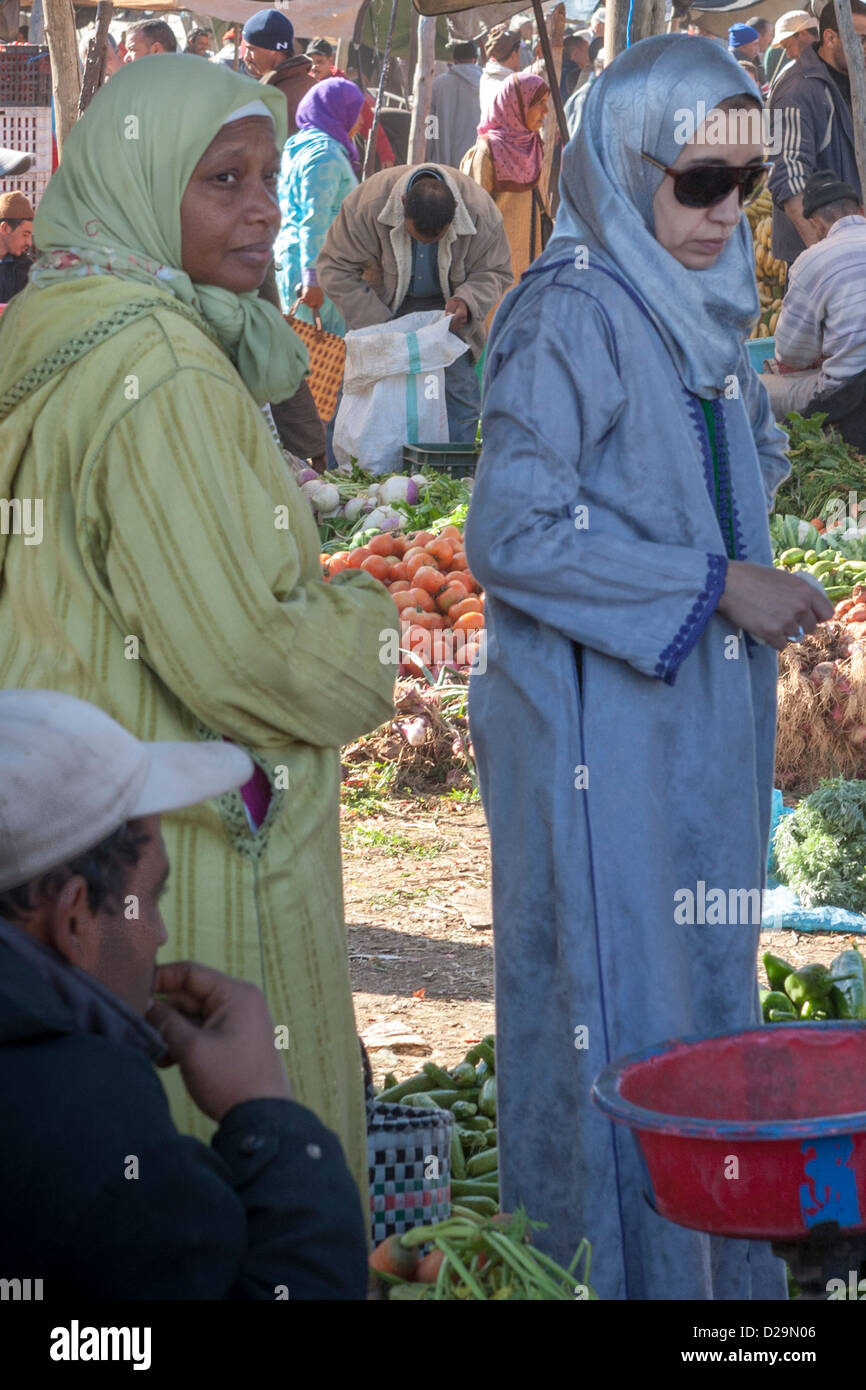 Femmes portant djellaba ou jillaba, marché du dimanche, Berber Village, Taroudant, Maroc Banque D'Images