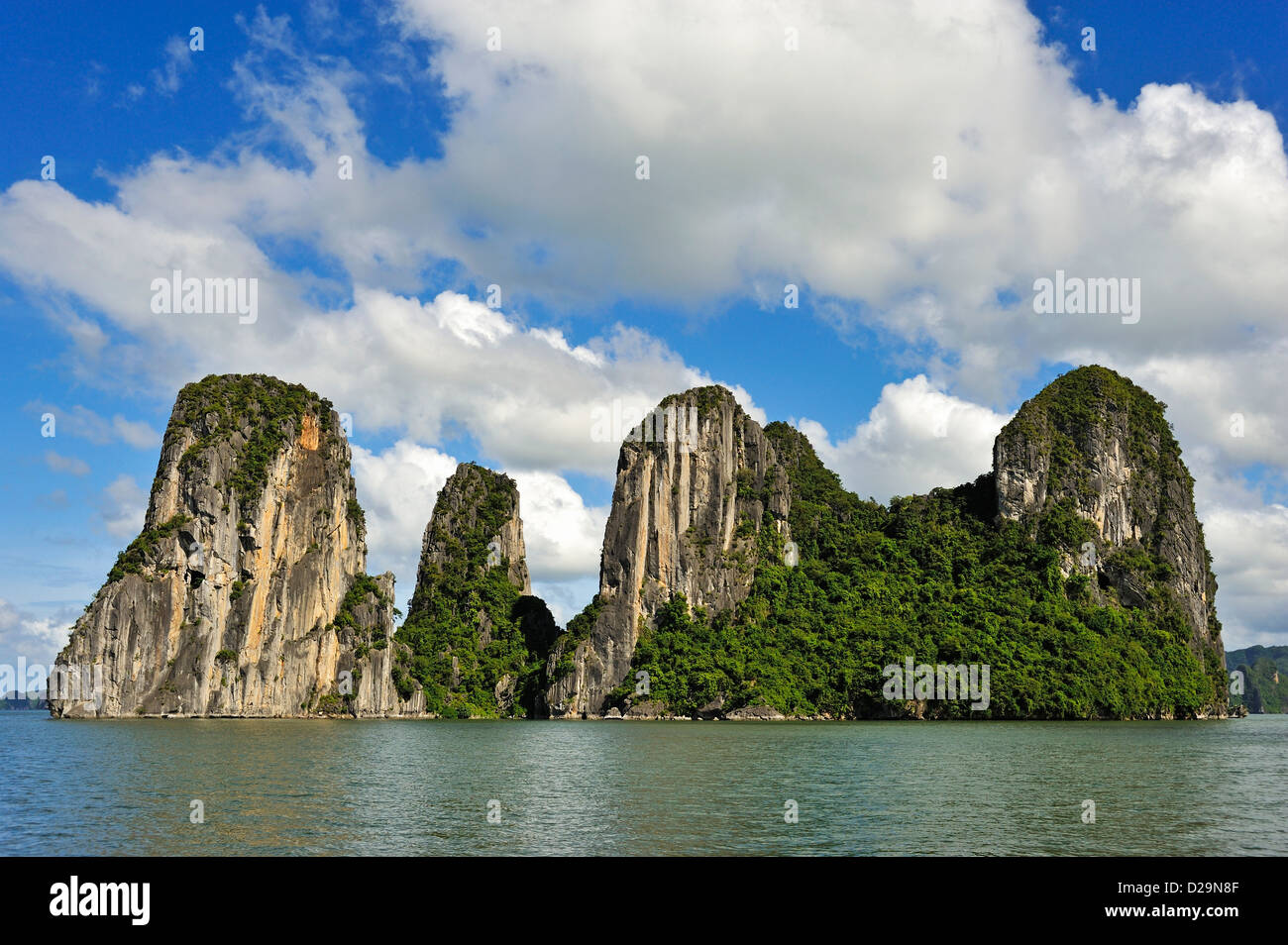 Pics karstiques de calcaire des îles dans la baie d'Halong, Vietnam Banque D'Images