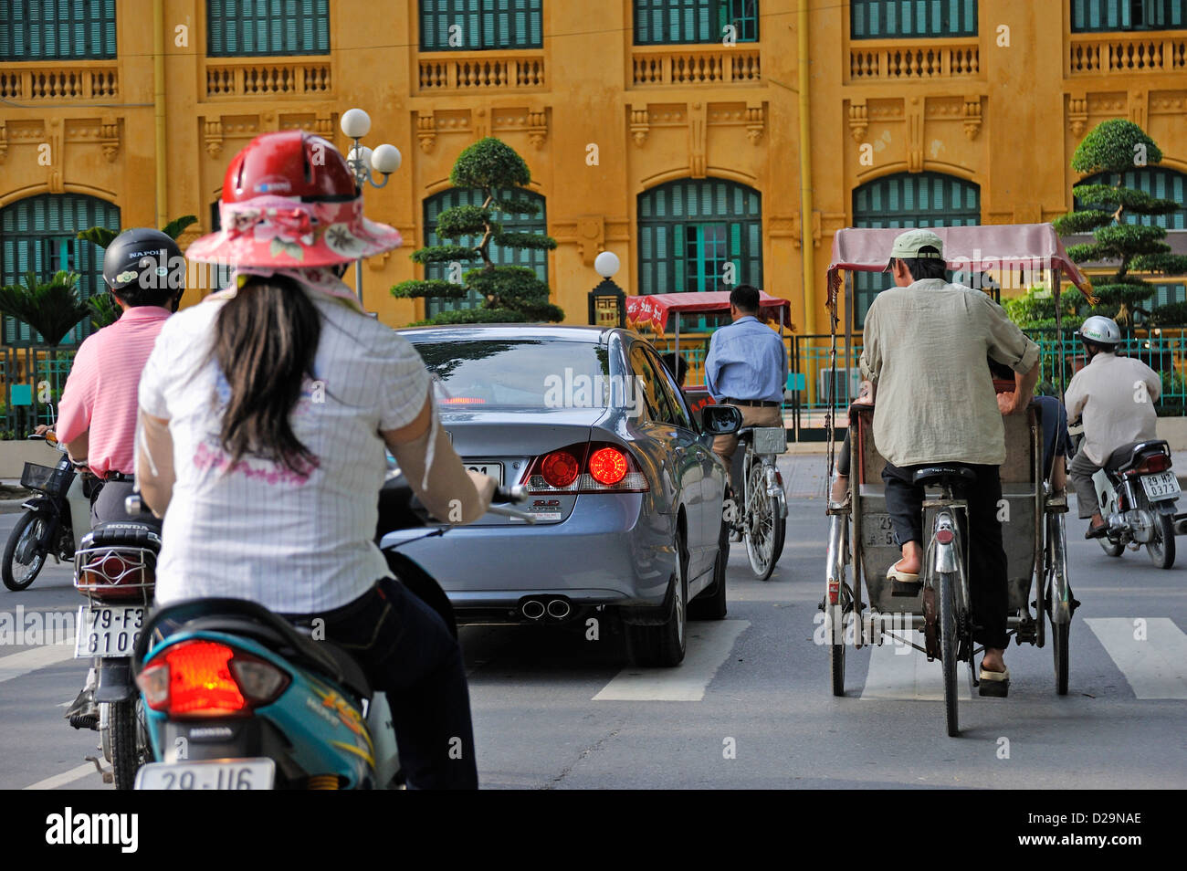 Le trafic au centre-ville de Hanoi, Vietnam Banque D'Images