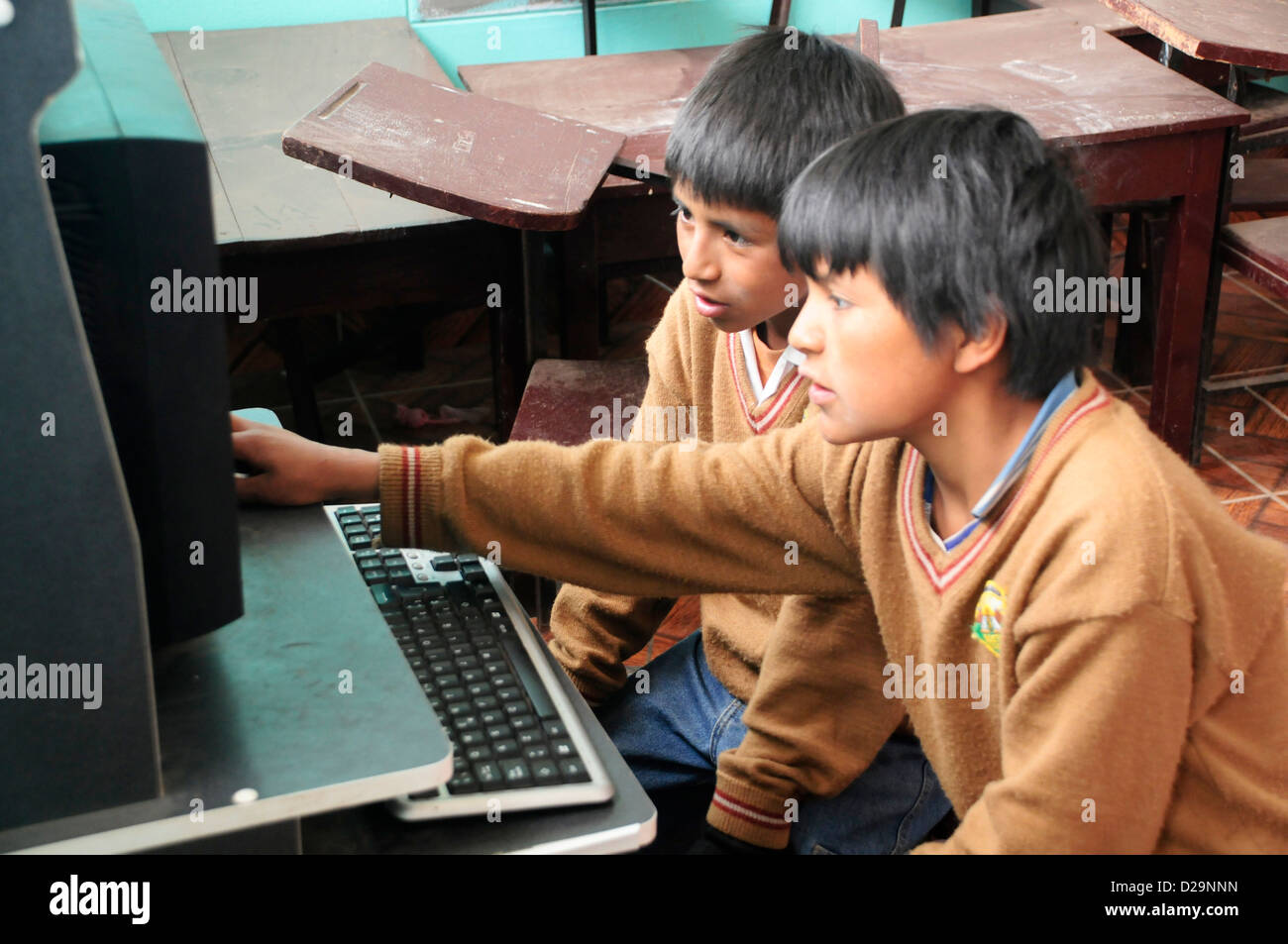 L'École de l'Urubamba, des garçons dans un ordinateur, Pérou Banque D'Images