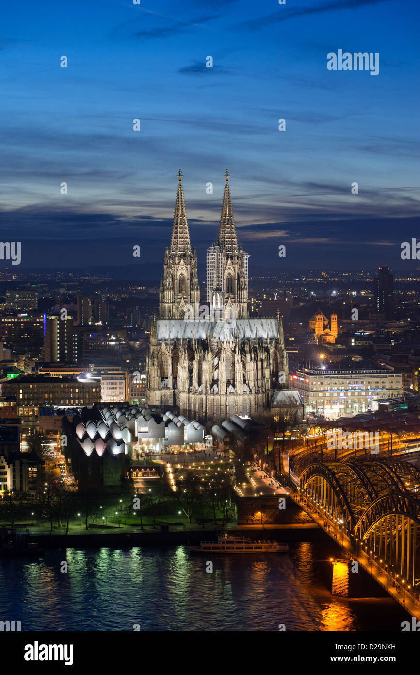 Compte tenu de soirée horizon de Cologne, Allemagne avec courts de premier plan de la Cathédrale Banque D'Images