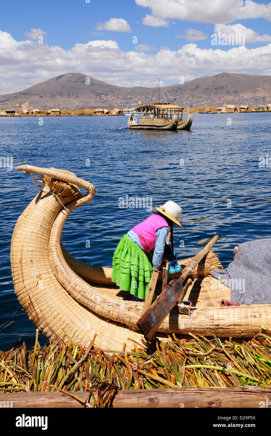 Uros Fille Sur Reed Bateau, Lac Titicaca, Pérou Banque D'Images