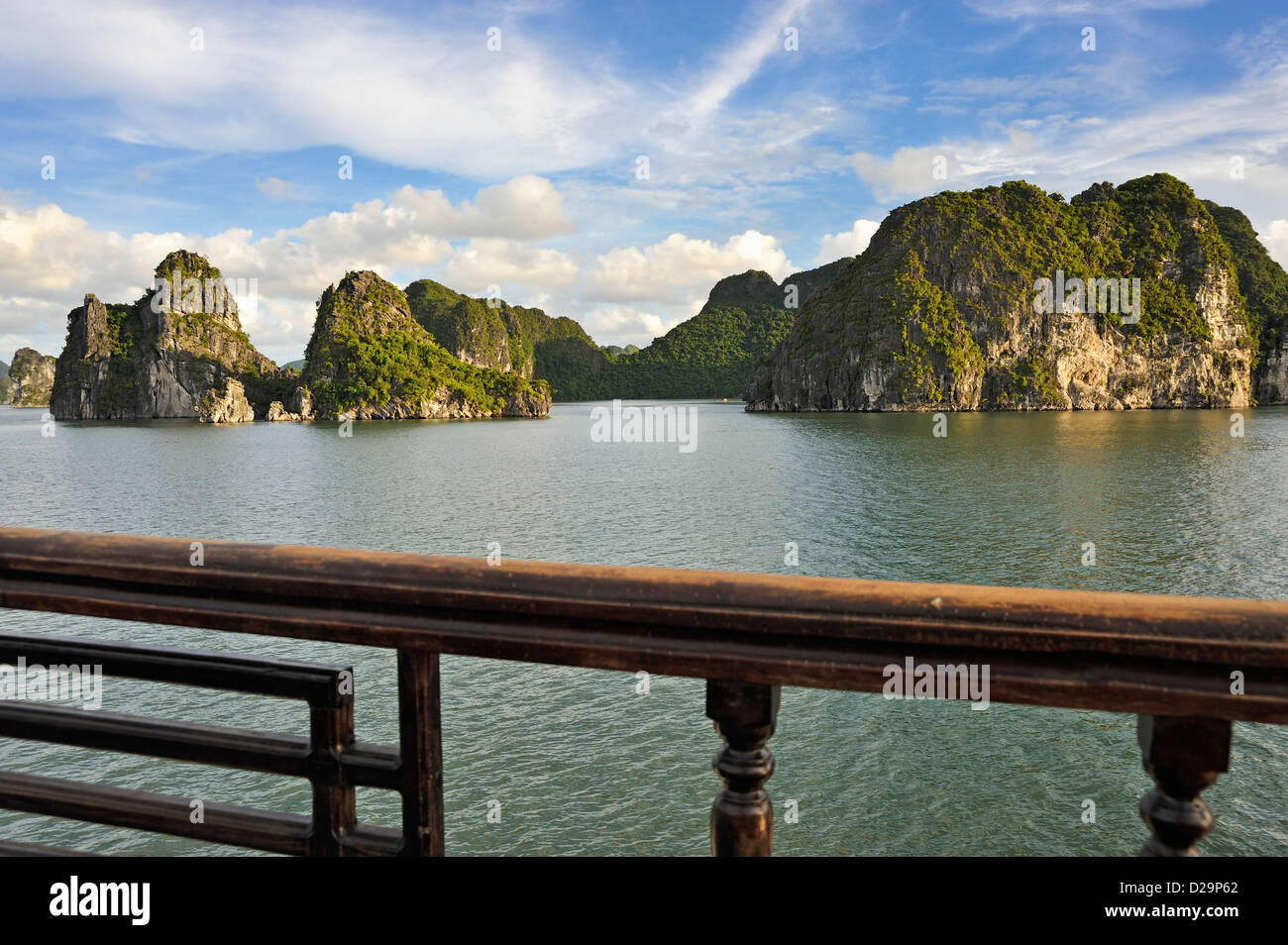 Vietnam, Baie d'Halong, Ha long, le soir depuis le pont d'un bateau de croisière Banque D'Images Vietnam, Baie d'Halong, Ha long, le soir depuis le pont d'un bateau de croisière Banque D'Images