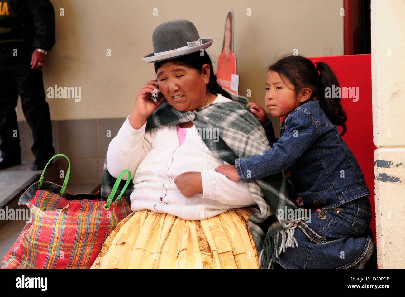 Fille et Femme avec téléphone cellulaire, Pérou Banque D'Images