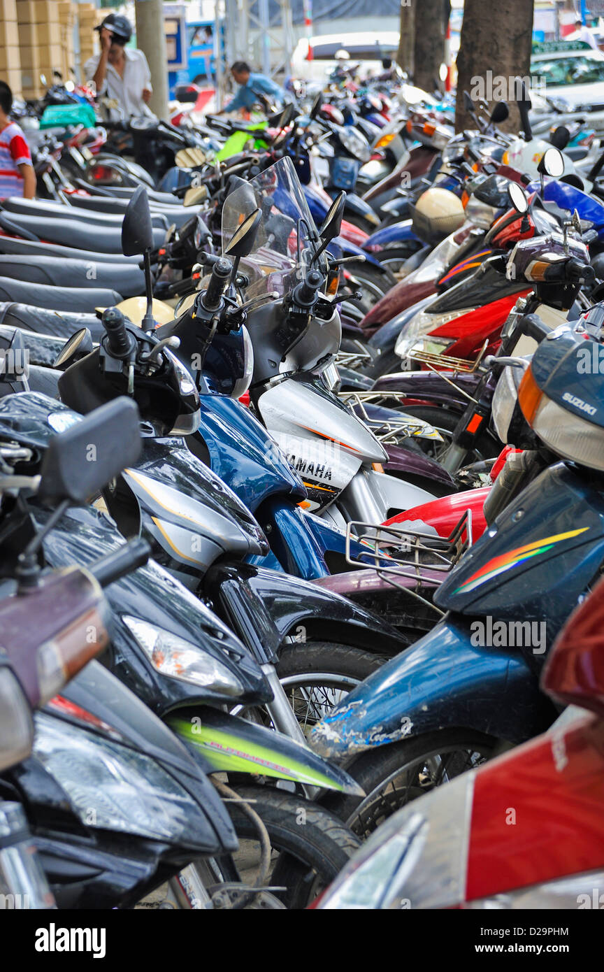Des scooters garés dans le centre-ville de Ho Chi Minh, Vietnam Banque D'Images