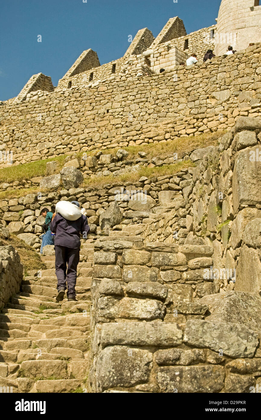 Porter, Macchu Picchu, Pérou Banque D'Images