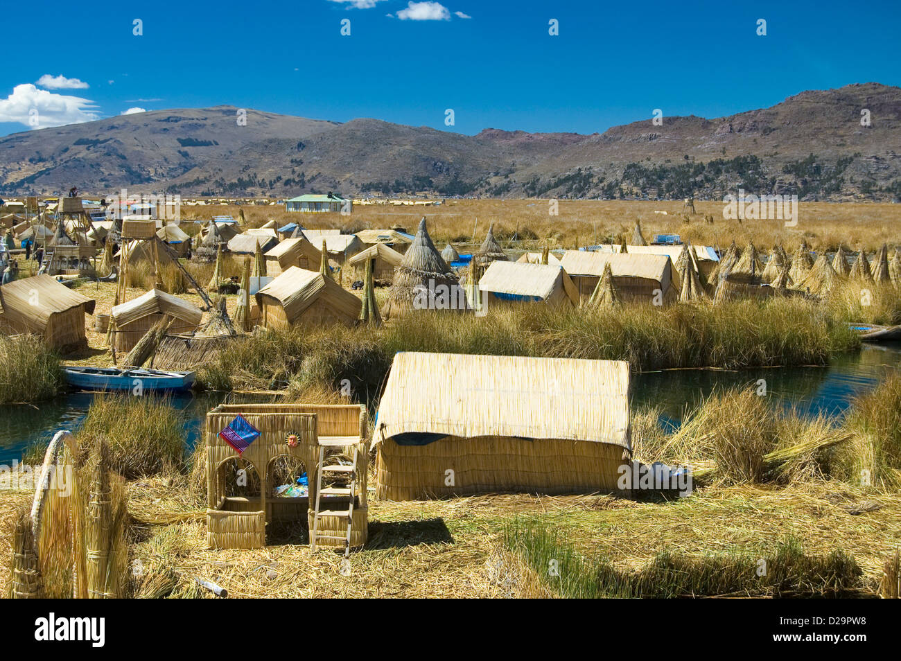 Maisons Reed, Île flottante, le Lac Titicaca, Pérou Banque D'Images
