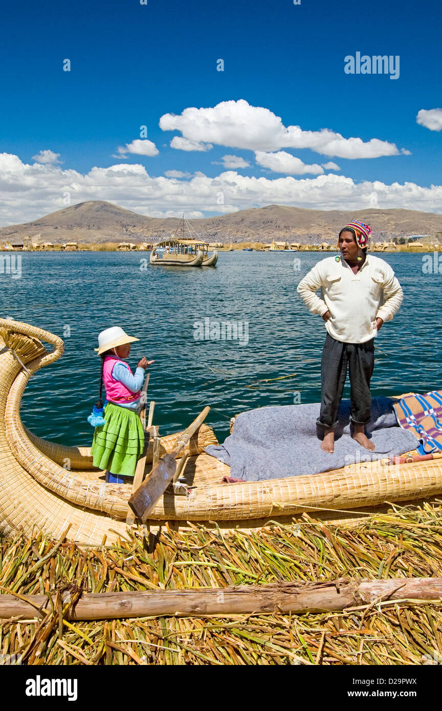 Girld et père de Reed bateau, le lac Titicaca. Pérou Banque D'Images