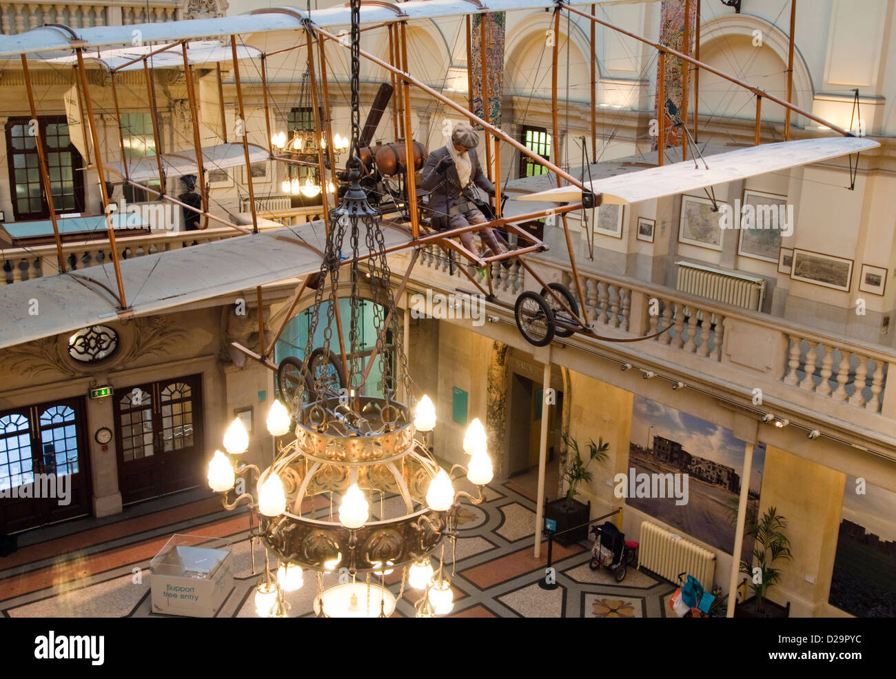 Le biplan Bristol Boxkite dans le foyer du Musée de Bristol. Banque D'Images