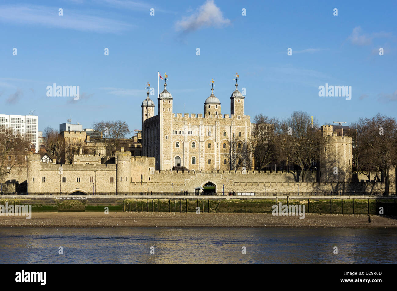 Tower of London - vue sur la Tamise jusqu'à Tower, Royaume-Uni Banque D'Images