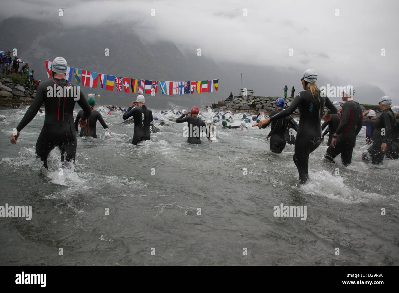 La jambe de natation dans le Sognefjorden démarre le Aurlandsfjellet Xtreme Triathlon 2012 Banque D'Images