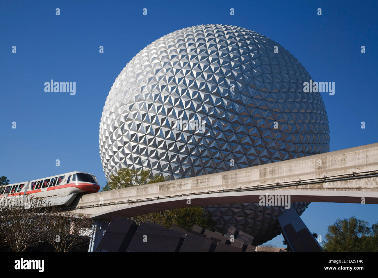 Monorail et de Spaceship Earth, le globe au Disney's Epcot Center à Orlando, Floride Banque D'Images
