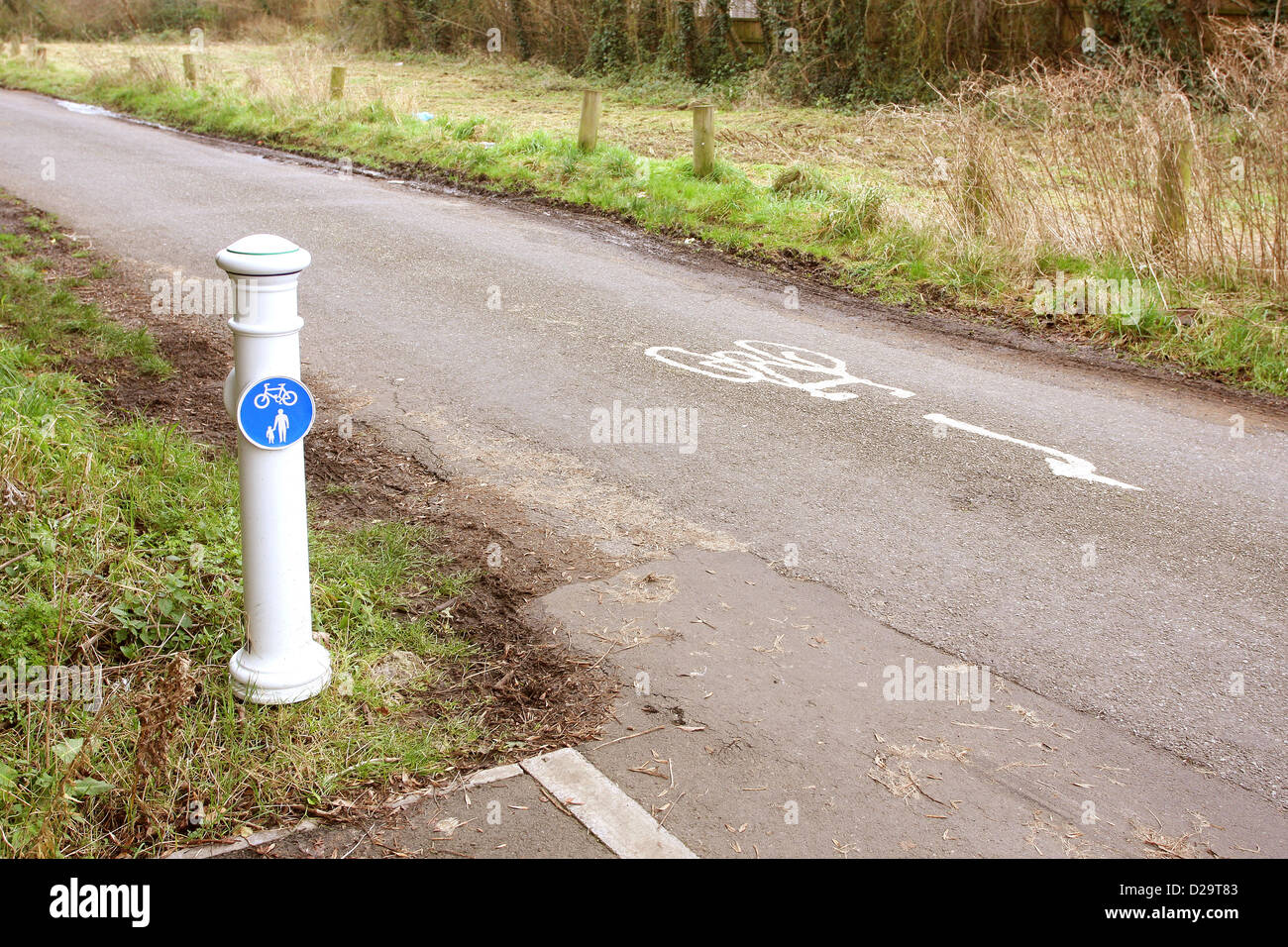 Randonnée à vélo sur la route et del prado dans Bradley Stoke, Bristol, Angleterre, Janvier 2013 Banque D'Images