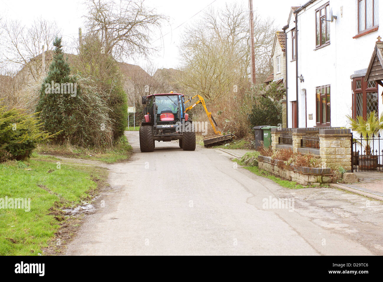 Tondre le gazon grand tracteur verges dans Bradley Stoke, Bristol, 17 Janvier 2013 Banque D'Images