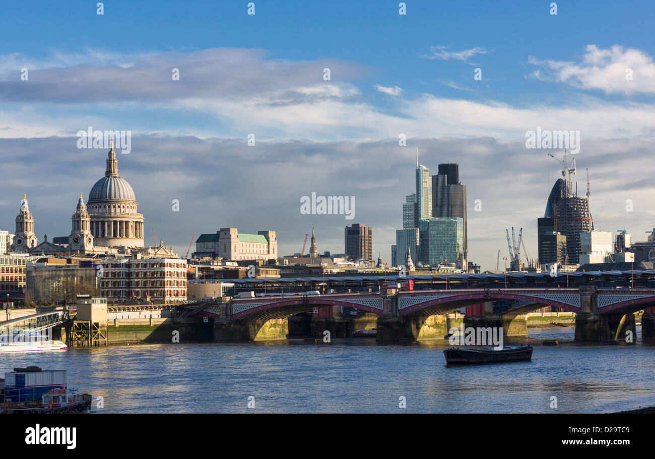 Skyline, London, England, UK - voir vers St Paul's et la ville de Londres Banque D'Images