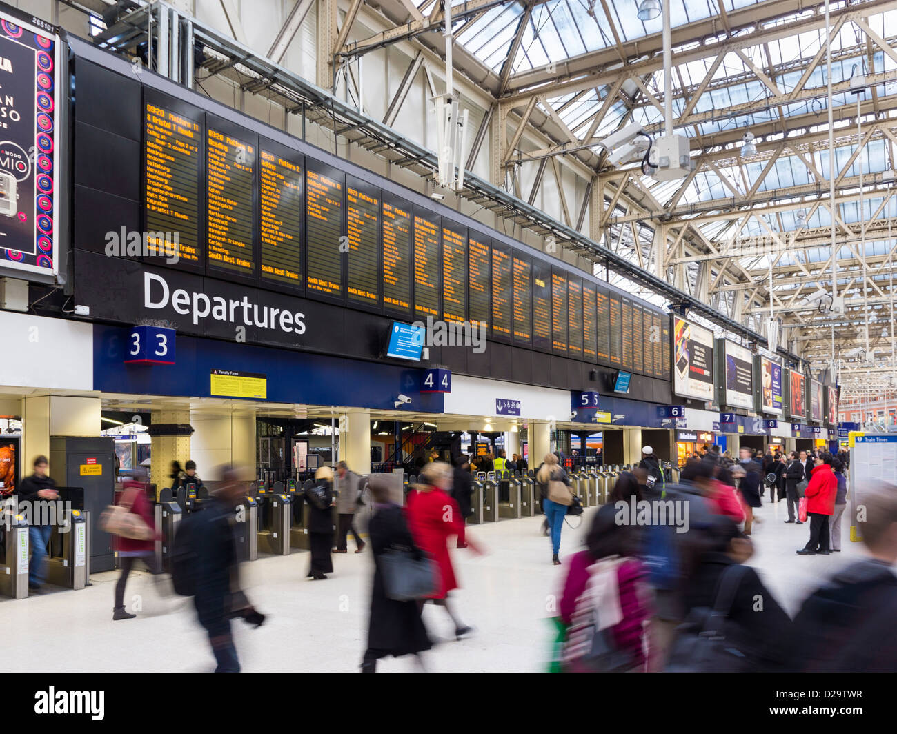 Gare de Waterloo, Londres, Angleterre, Royaume-Uni avec des navetteurs Banque D'Images
