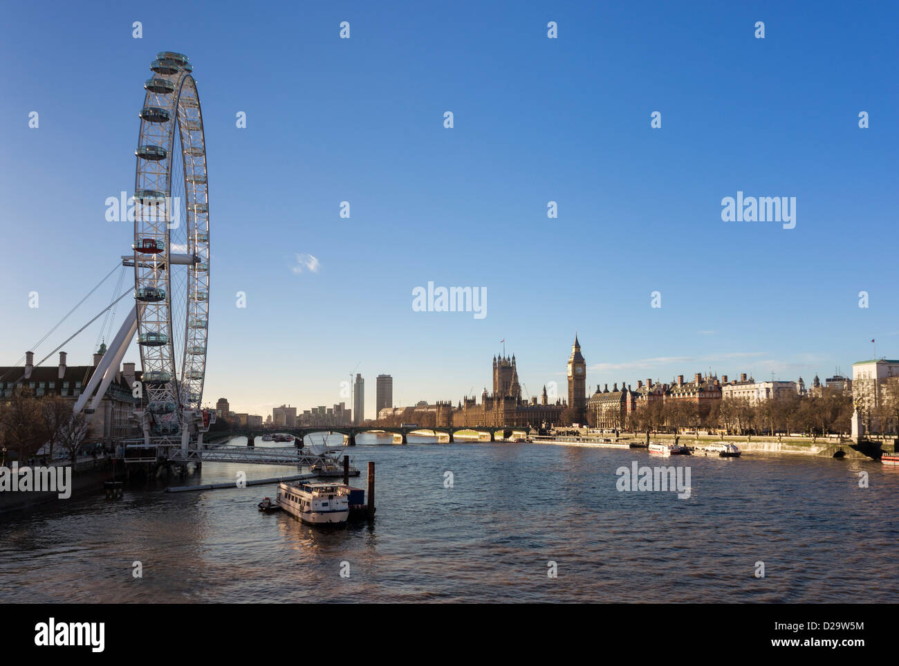 London Eye, la Tamise et Chambres du Parlement de Hungerford Bridge, London, England, UK tôt le matin Banque D'Images