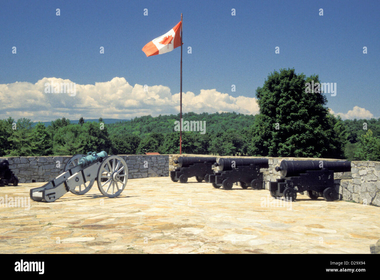 New York, Fort Ticonderoga, Fort avec des armes, des chars et Cannon Ball et de vol du drapeau canadien. Banque D'Images