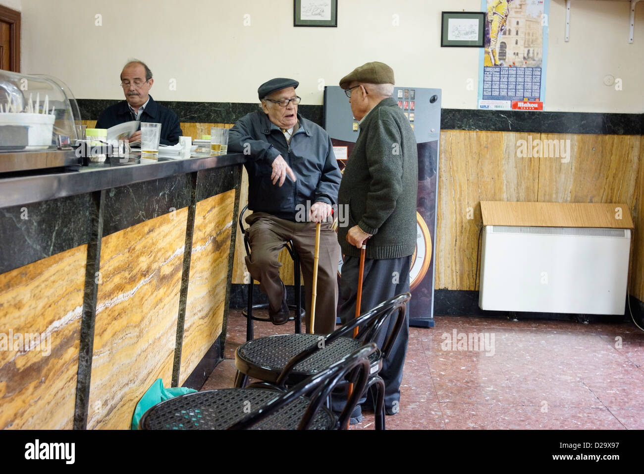 Les hommes vieux bar madrid espagne parler beret Banque D'Images