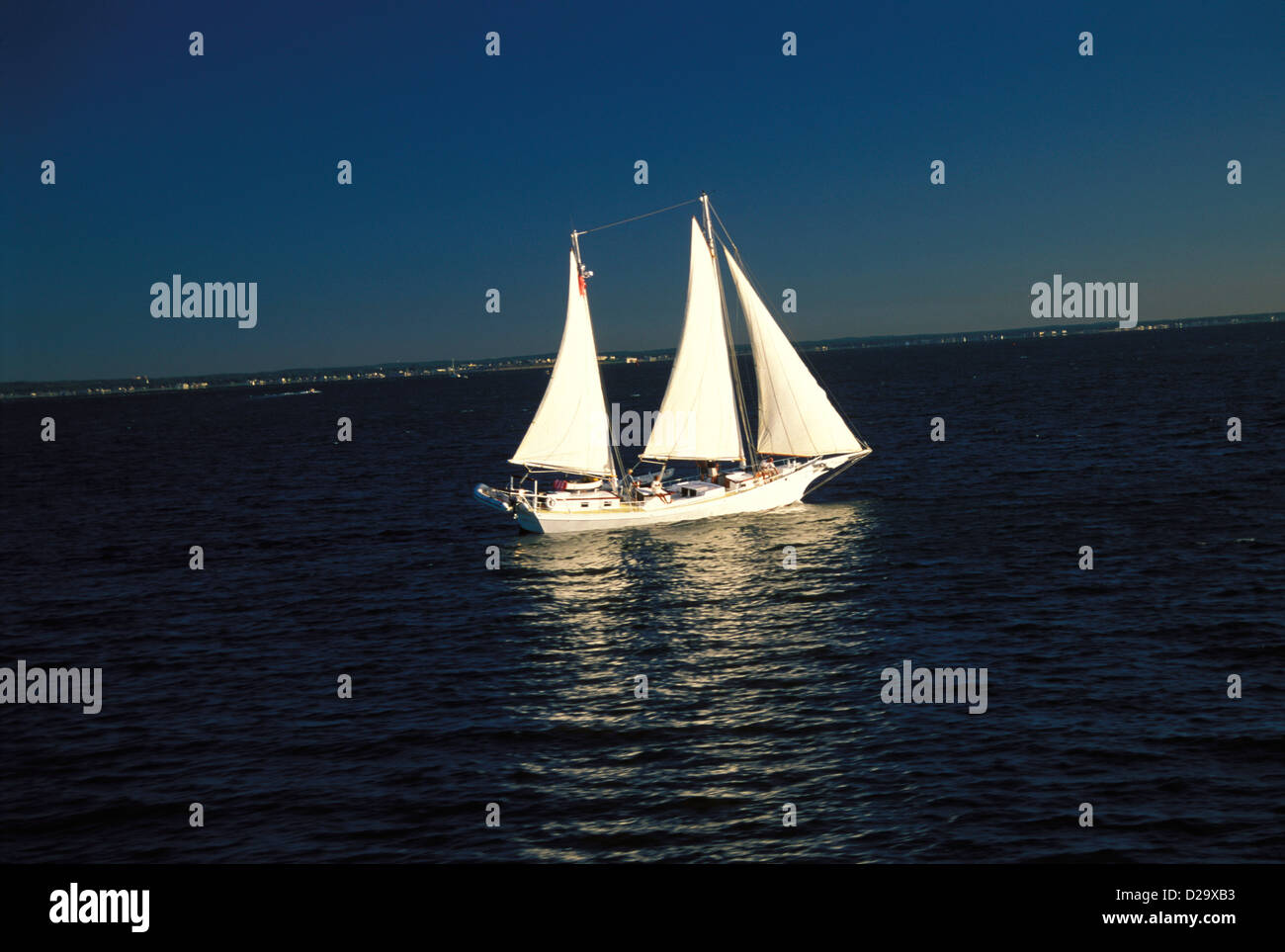 Le Massachusetts, Martha's Vineyard, voilier avec de grandes voiles blanches sur le lac, d'autres bateaux dans la distance Banque D'Images