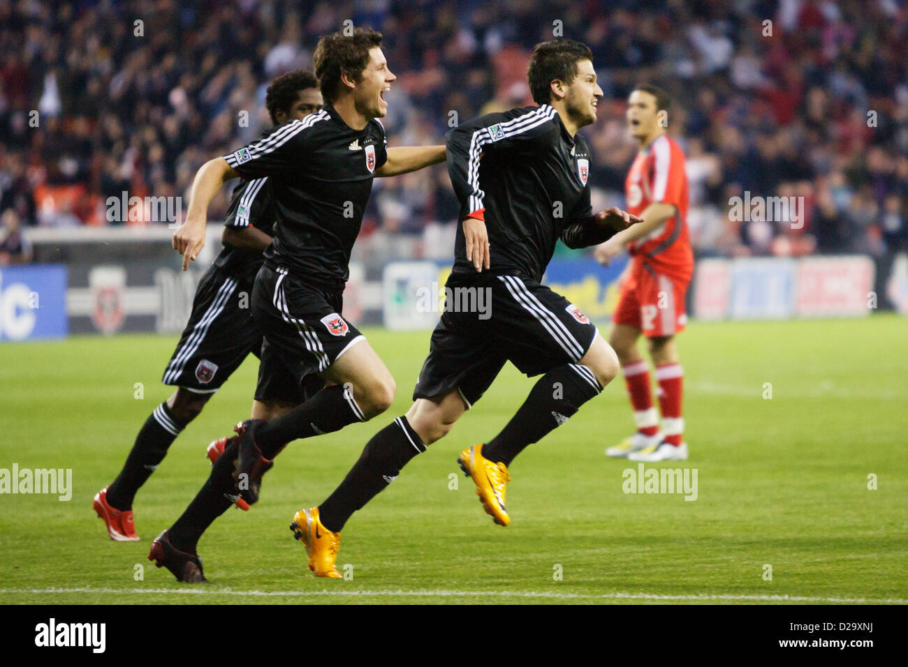 Santino Quaranta de DC United (R) célèbre après avoir marqué un but contre le Toronto FC au cours d'un match de football. Banque D'Images