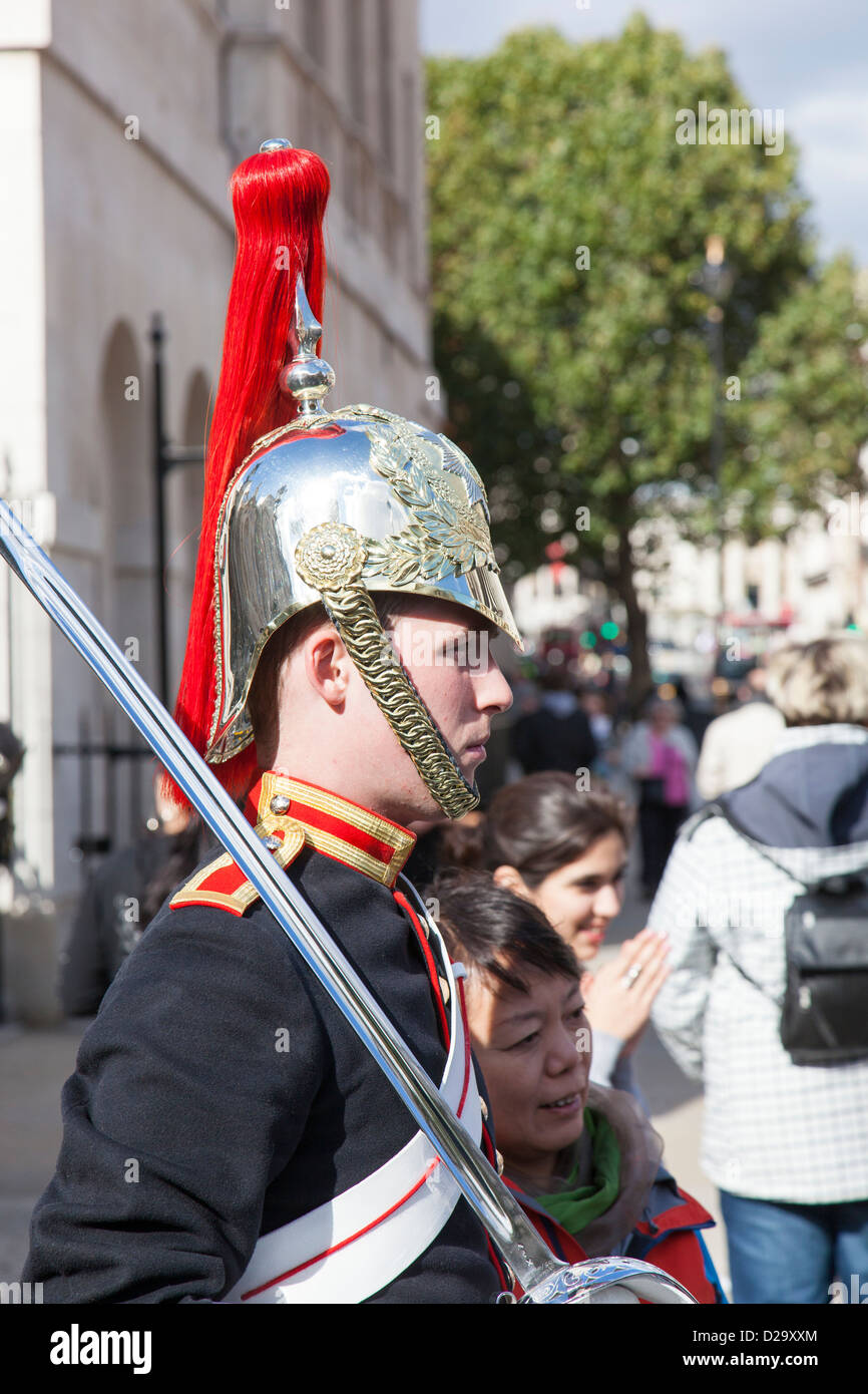 Touriste pose pour une photo aux côtés d'un soldat de l' 'Blues et Royal Household Cavalry dans Horseguards Parade. Banque D'Images