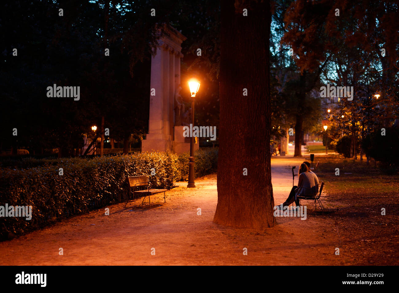 Parc du Retiro à Madrid Espagne banc personnes nuit Banque D'Images